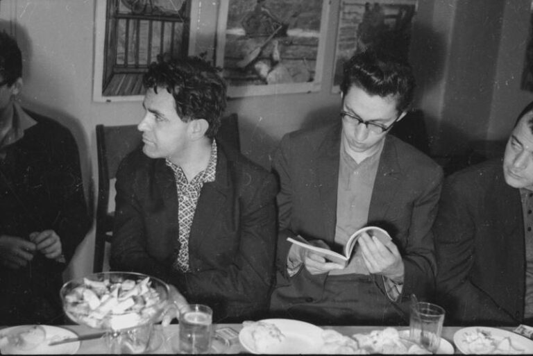 Фазиль Искандер в редакции журнала. 1963 г. Фото Сергея Васина из архива журнала «Юность».